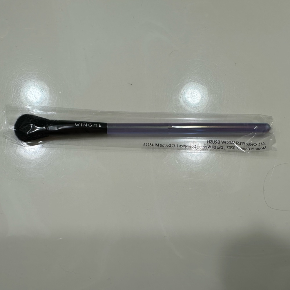 🦋 3/$9 WINGME COSMETICS All Over Eyeshadow Brush purple handle  NWT - Picture 2 of 3